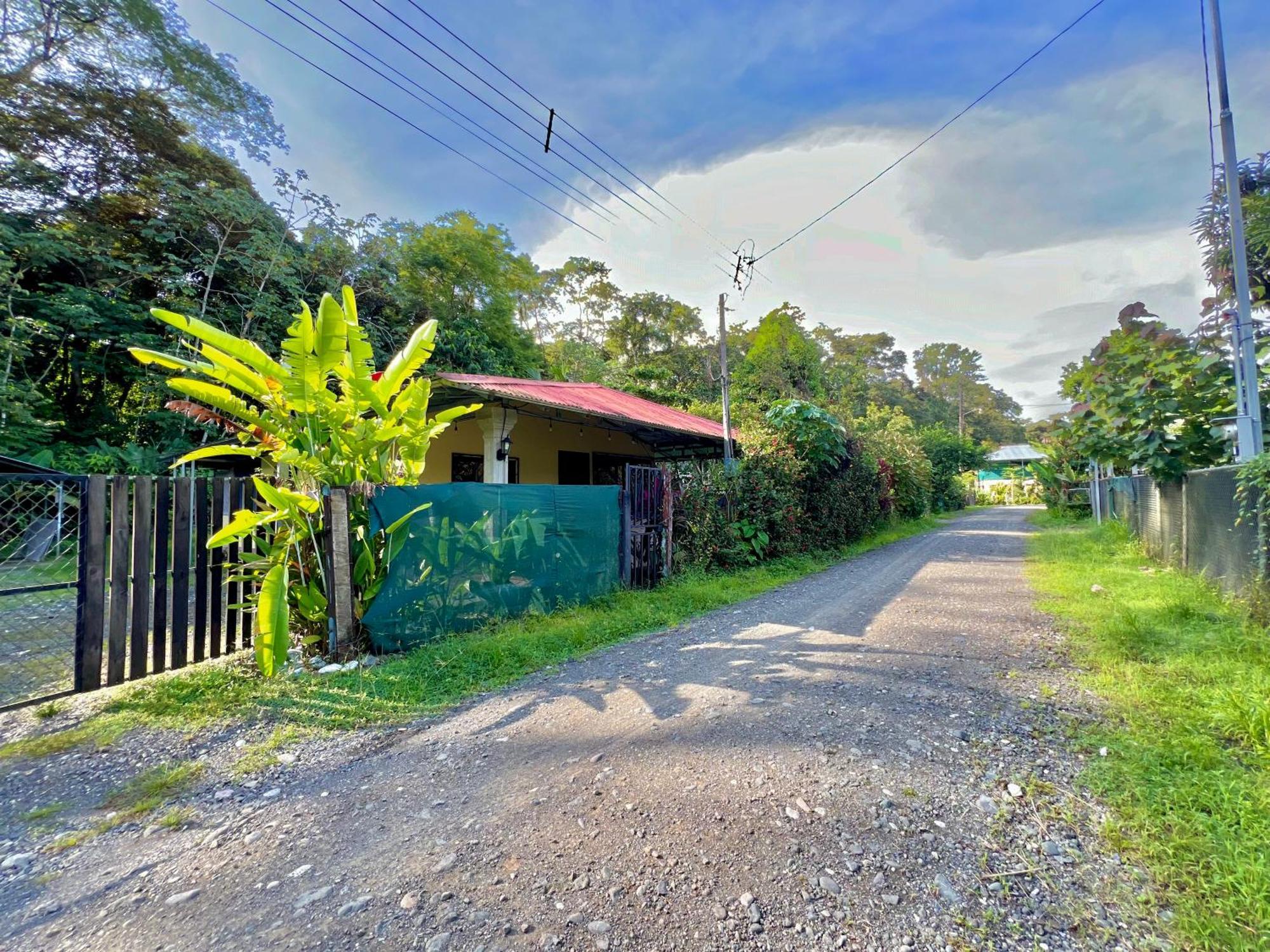 Casa Familiar Mono Congo * Puerto Jimenez