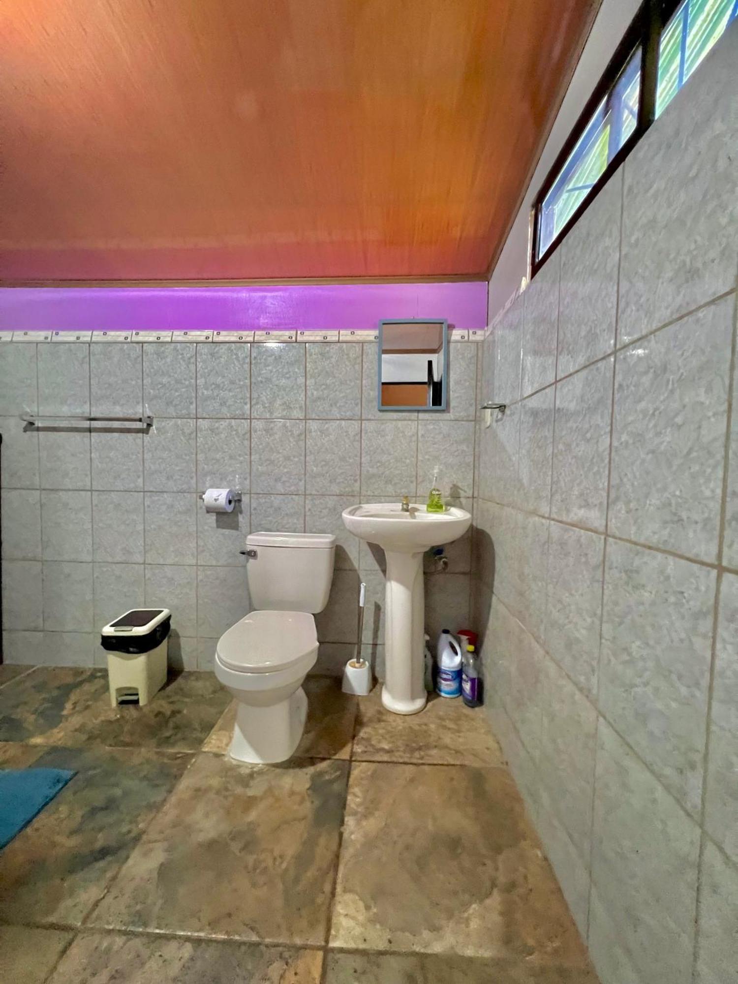 Casa Familiar Mono Congo Puerto Jimenez